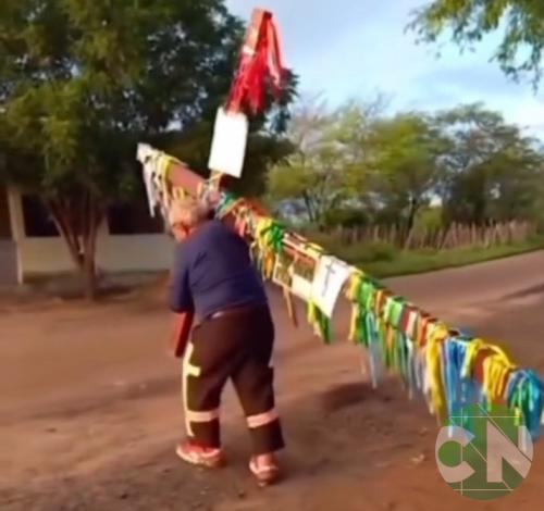 Pagador de promessas carrega cruz de Pernambuco ao Maranhão