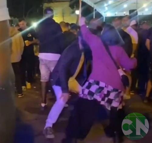 Vídeo: jornalista flagra casal imitando macacos durante samba no Rio