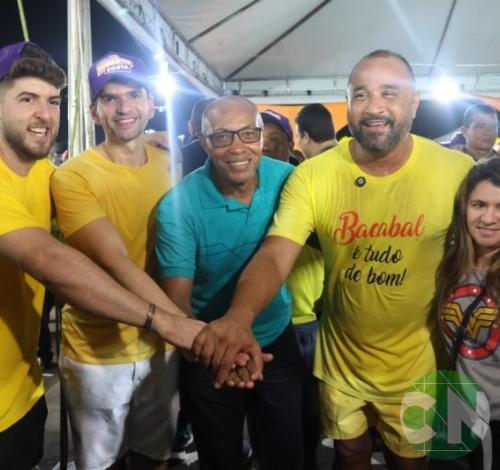 Foi dada a largada:  Adesivação do candidato a prefeito Roberto Costa e do vice Emílio Carvalho 