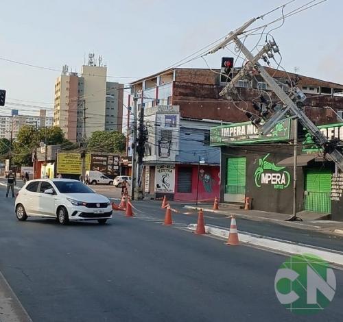 Poste fica sustentado por fiação após acidente na Avenida São Luís Rei de França