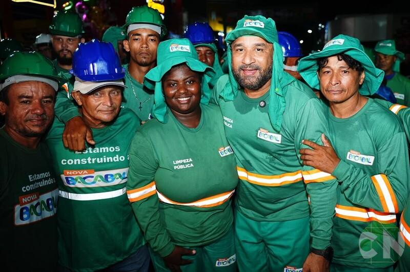 Prefeito Roberto Costa homenageia garis durante Desfile Cívico da Independência 