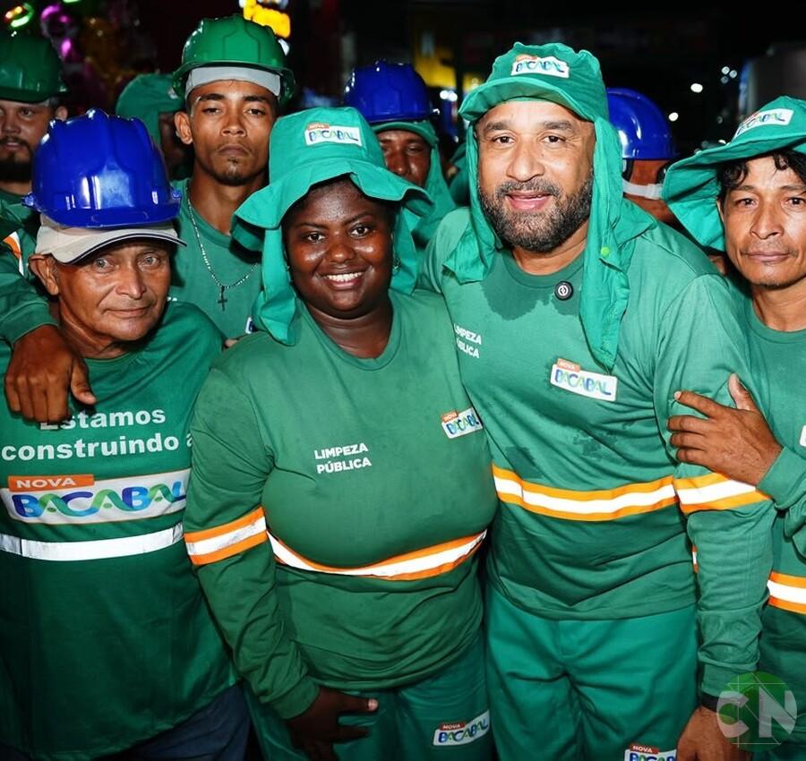 Prefeito Roberto Costa homenageia garis durante Desfile Cívico da Independência 
