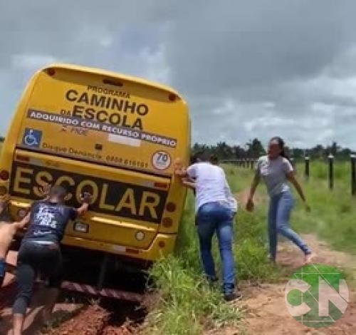 Estudantes da zona rural do município de Governador Newton Bello têm enfrentado transtornos no caminho para a escola em razão das condições precárias da estrada.