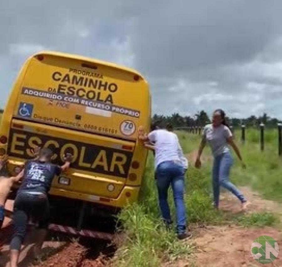Estudantes da zona rural do município de Governador Newton Bello têm enfrentado transtornos no caminho para a escola em razão das condições precárias da estrada.