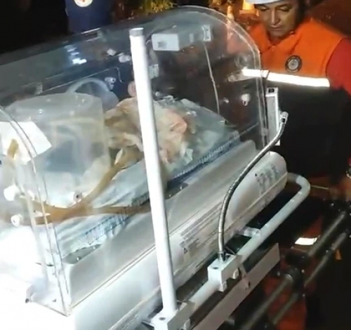 VÍDEO: socorristas atravessam trecho cortado da BR-222 com incubadora e bebê nos braços no Maranhão