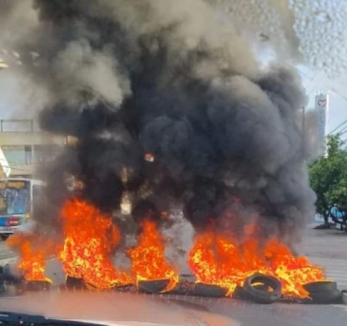 Manifestantes ateiam fogo em pneus e bloqueiam trecho da Avenida São Luís Rei de França, no Turu
