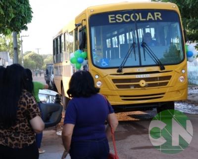 Entrega de novos veículos no povoado Bela Vista