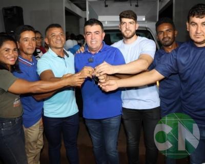 Entrega de novos veículos no povoado Bela Vista