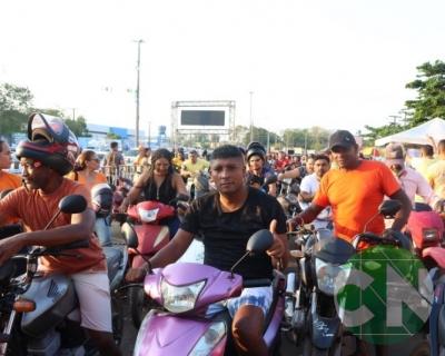 Foi dada a largada: Adesivação do candidato a prefeito Roberto Costa e do vice Emílio Carvalho