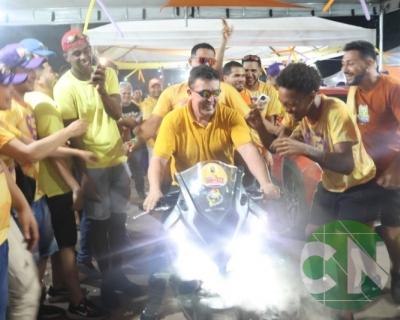 Foi dada a largada: Adesivação do candidato a prefeito Roberto Costa e do vice Emílio Carvalho