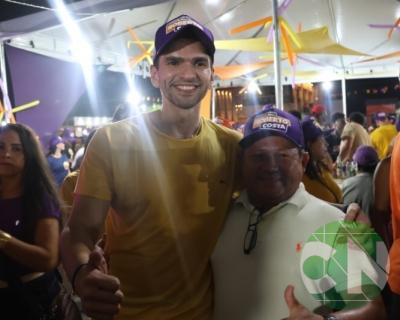 Foi dada a largada: Adesivação do candidato a prefeito Roberto Costa e do vice Emílio Carvalho