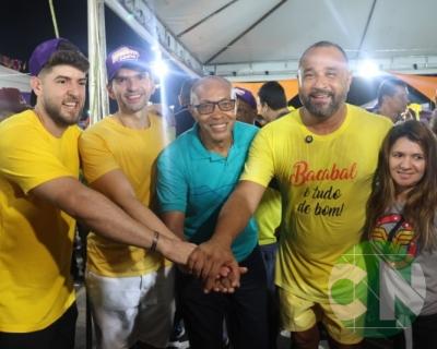 Foi dada a largada: Adesivação do candidato a prefeito Roberto Costa e do vice Emílio Carvalho