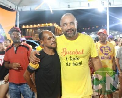 Foi dada a largada: Adesivação do candidato a prefeito Roberto Costa e do vice Emílio Carvalho