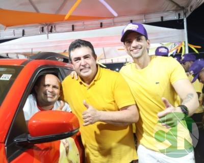 Foi dada a largada: Adesivação do candidato a prefeito Roberto Costa e do vice Emílio Carvalho