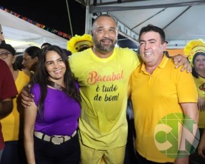 Foi dada a largada: Adesivação do candidato a prefeito Roberto Costa e do vice Emílio Carvalho