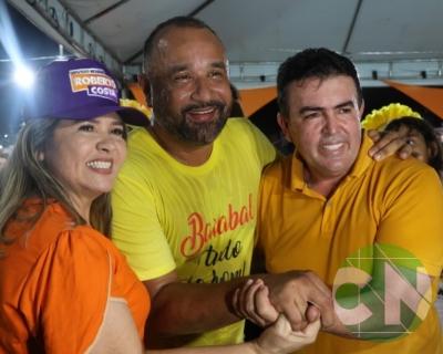 Foi dada a largada: Adesivação do candidato a prefeito Roberto Costa e do vice Emílio Carvalho